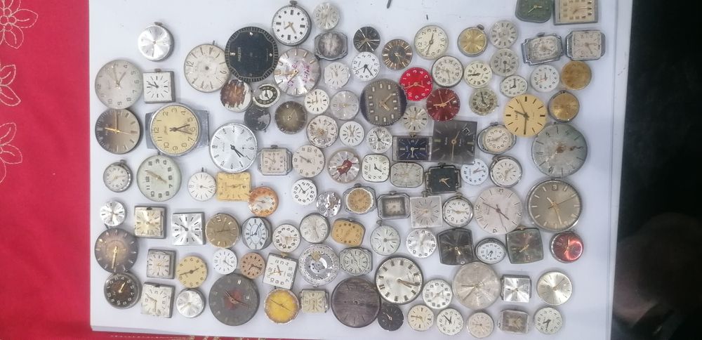 Ретро стари позлатени часовници-машини