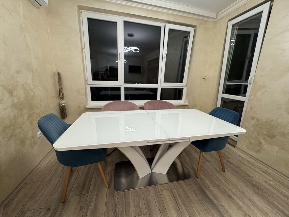 Бяла разтегателна маса