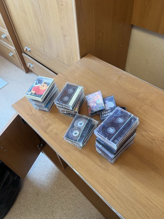 Продам Касеты с музыками дисковод