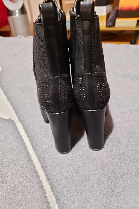 Боти със декорация от черни кристали 38