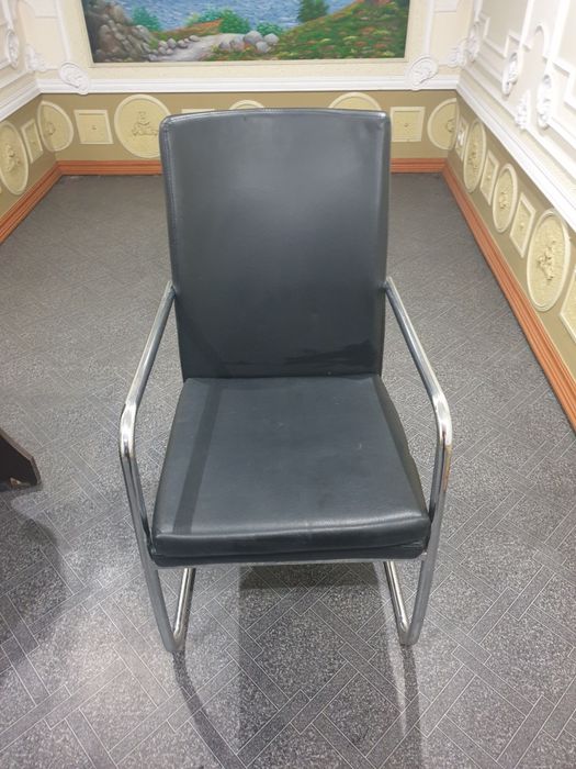 Компьютерные столы со стульями мониторы 22 и 18