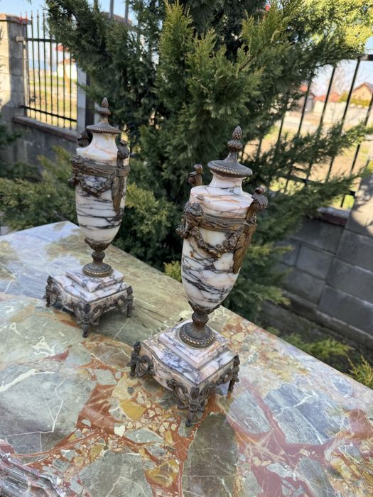 Doua vaze din marmura cu elemente bronz