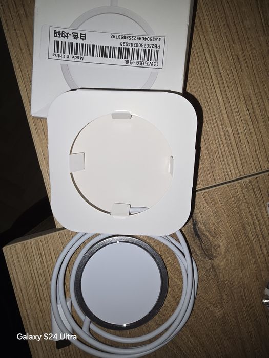 Безжично зарядно устройство за телефони и часовници