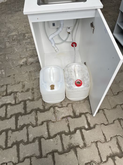 Vand chiuveta pentru apa calda sau rece.