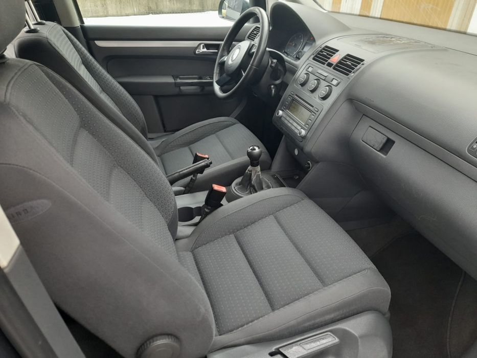 Inchiriez Volkswagen Touran 100 de lei pe zi ,minim 2 zile