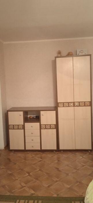 Продам шкаф, комод, стол и люстру