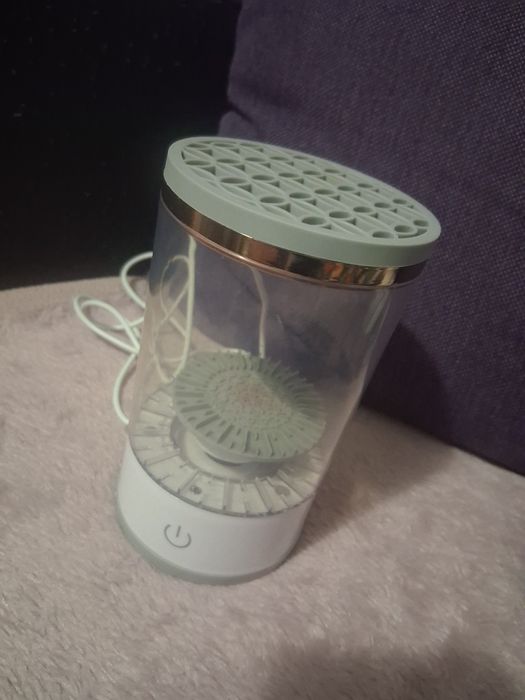 Aparat pentru curățat pensule de makeup