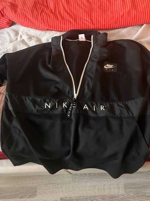 Продавам преходно яке на Nike