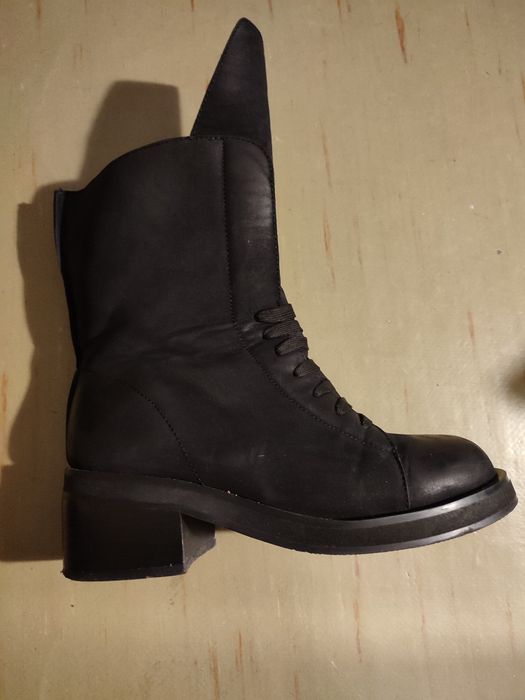 Полусапожки черные.