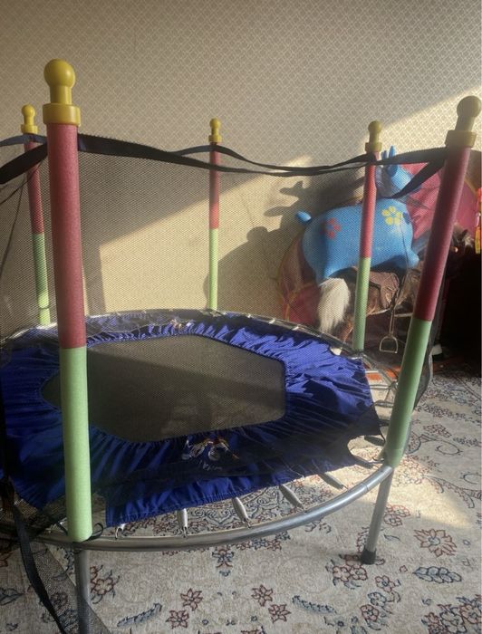 Продам детский батут с защитой