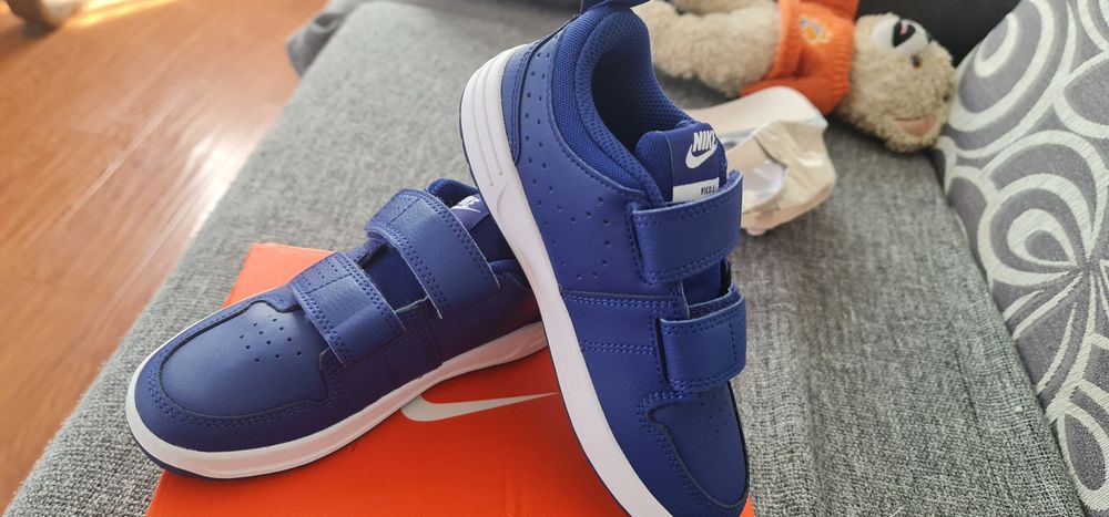 Vând adidasi Nike noi