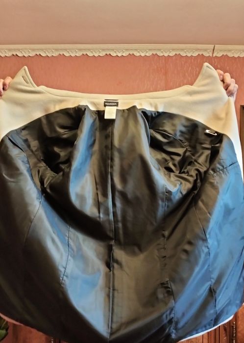 Пальто белое .Мало носилось