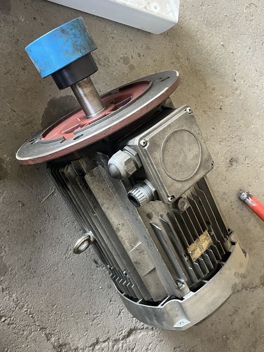 Трехфазный асинхронный электродвигатель