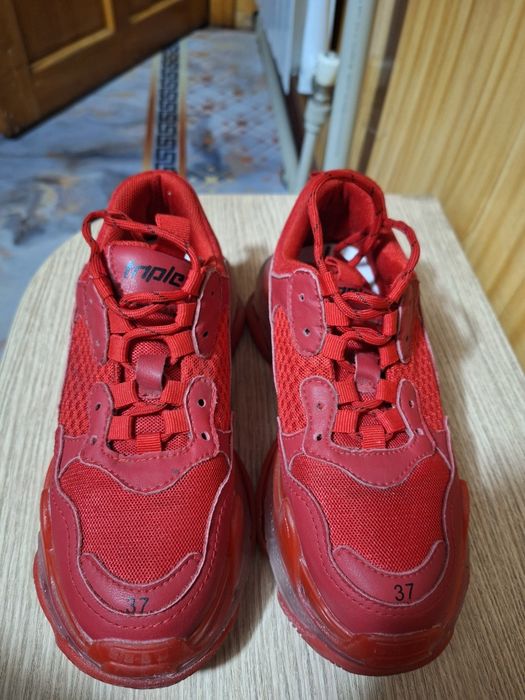 Продается кожанные крассовки Balenciaga