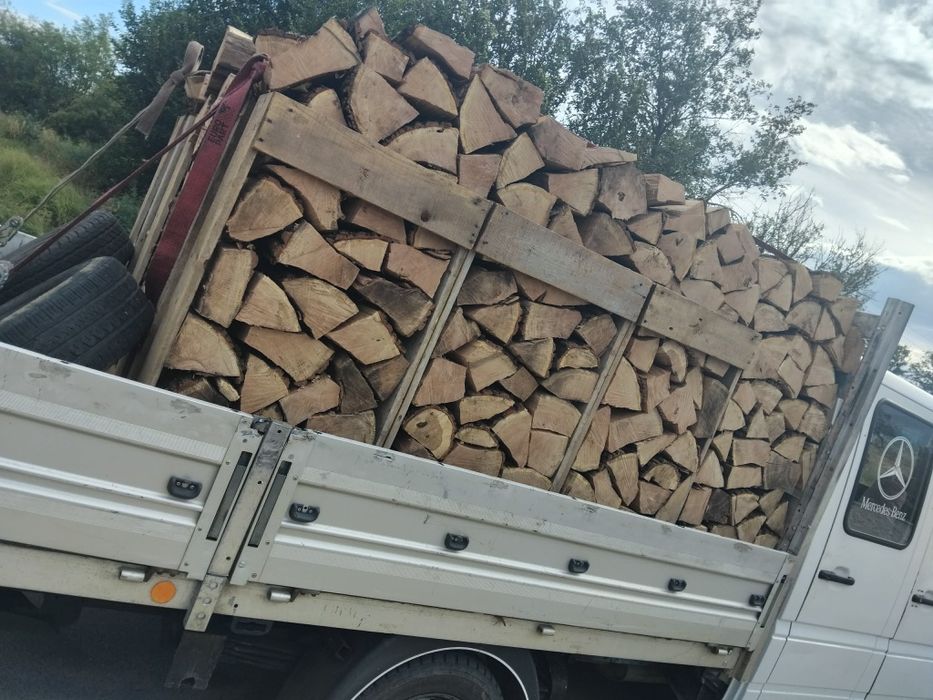 Vand lemne de foc taiate si sparte la palet esenta tare stejar salcam frasin carpen