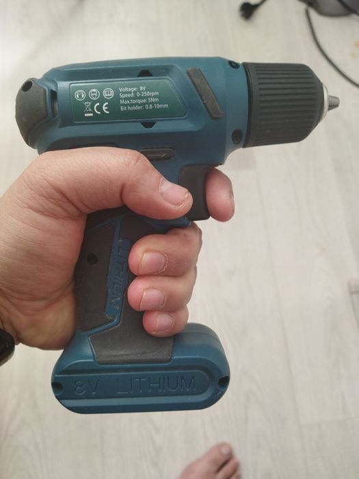 Шуруповерт маленький