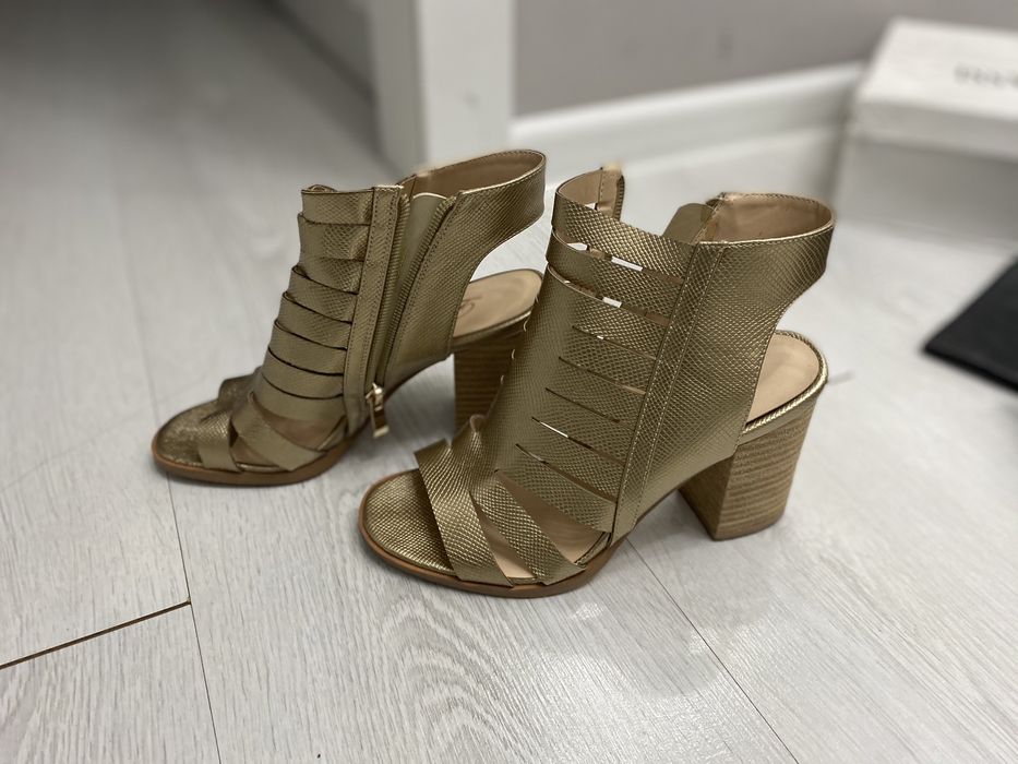 Босоножки женские