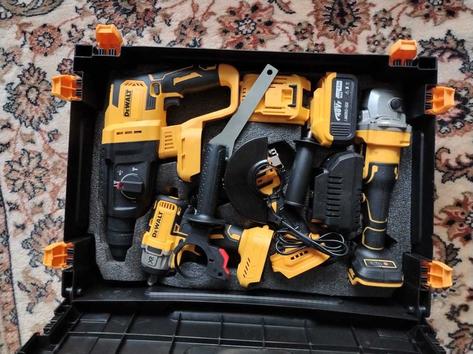 фирменный набор/комплект инструментов