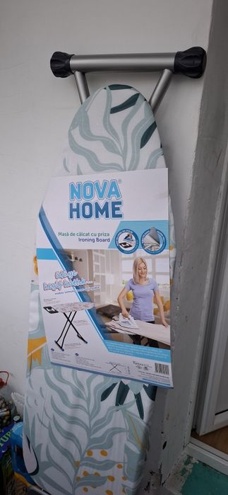 Masă de călcat cu priză