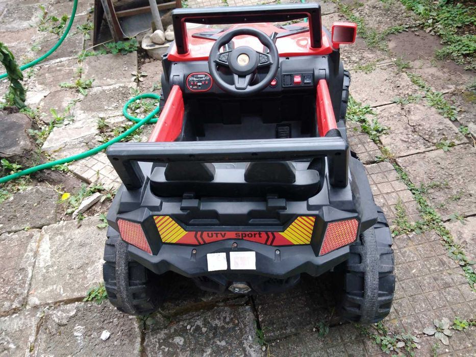 Продавам джип акумулаторен  с родителски контрол червен