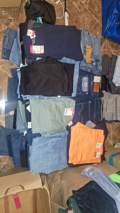 Blugi noi cu eticheta