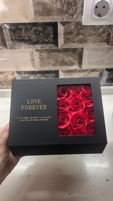 Луксозна кутия с гривна и вечни рози