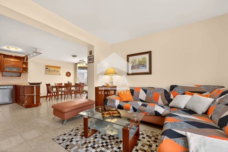 Ексклузивна, двуетажна, обзаведена къща за продажба, с голям двор, гар