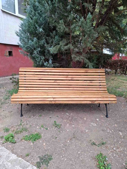 Дървена пейка с чугунени крака