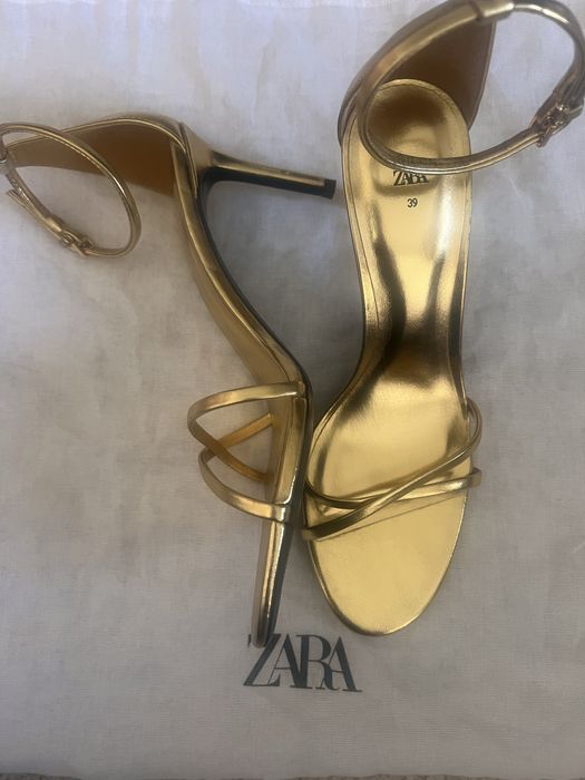 Златни сандали ZARA