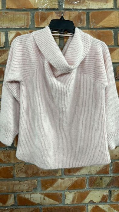 Женские свитеры и кофты