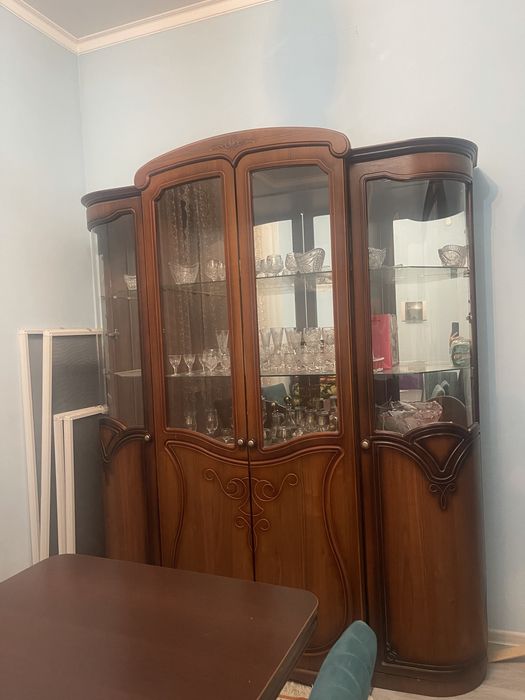 Срочно продается шкаф белорусский в гостинную с комодом