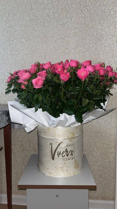 Большая коробка кустовых роз