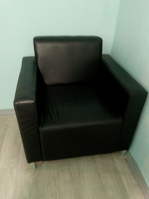 Продаю кожаное кресло и кресло для парикмахера