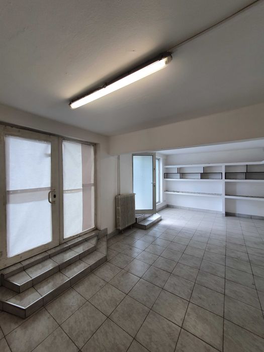 Dau in chirie spatiu comercial ULTRACENTRAL, 35 mp, vis a vis Casa de Cultura a Studentilor, parter, acces si vitrine la strada