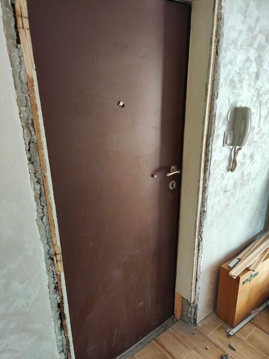 Метална врата с каса и секеретен ключ