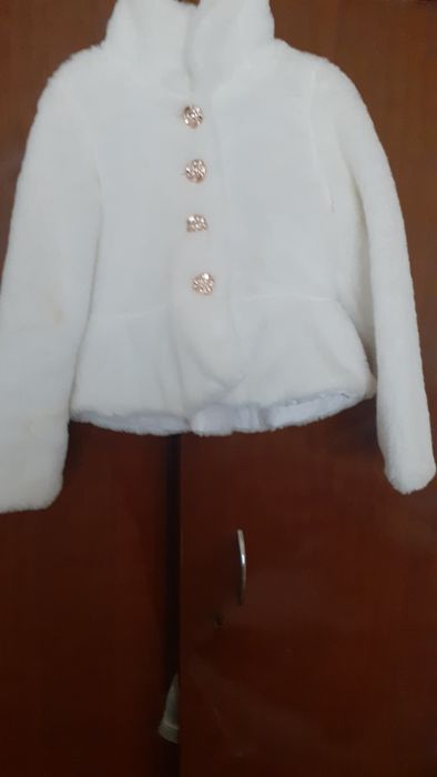 Пухкаво болеро за момиченце.