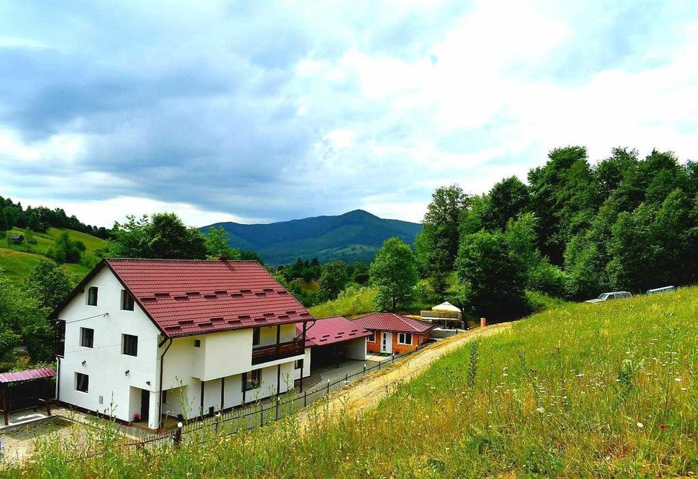 Cabană P+E+M mobilată, foișor, teren 15.000 mp – Vama, Bucovina