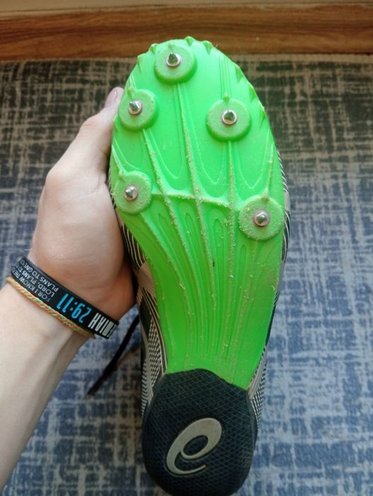 Vând cuie pentru atletism