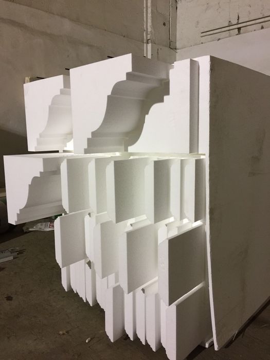 Ancadramente , coloane , capiteluri , litere volumetrice