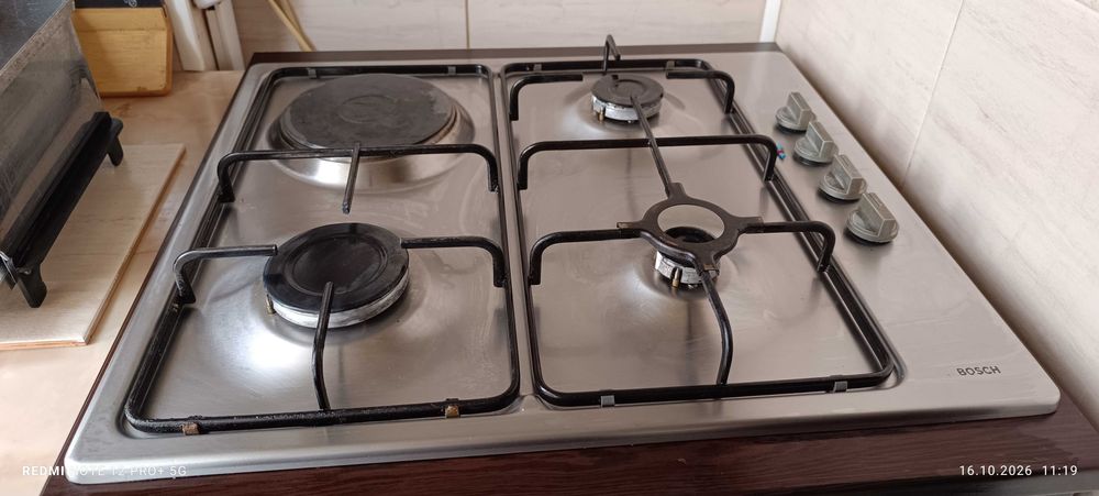 Продавам кухненски плот за вграждане 3 газови зони и 1 на ток в комплект с газова бутилка и 1