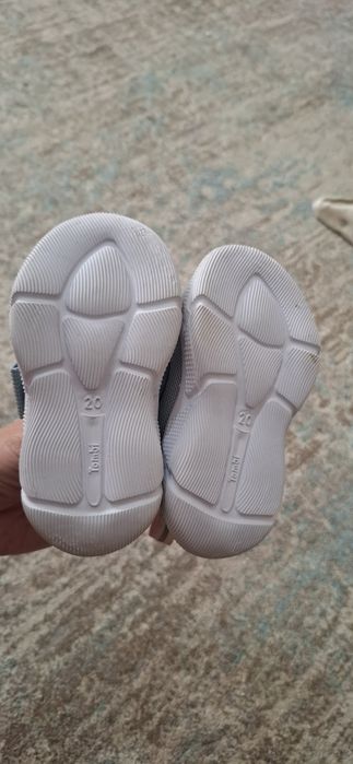 На девочку, +- 1 год