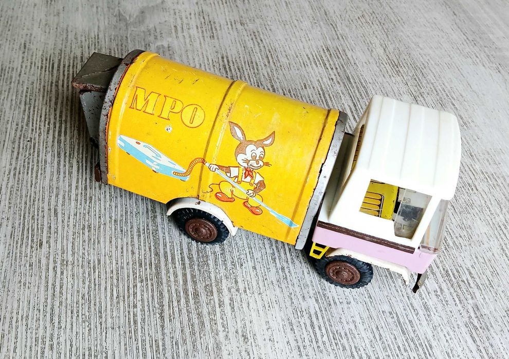 Старо ламаринено камионче