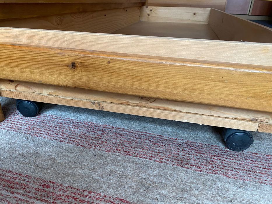 Vând pat din lemn cu lada mare de depozitare