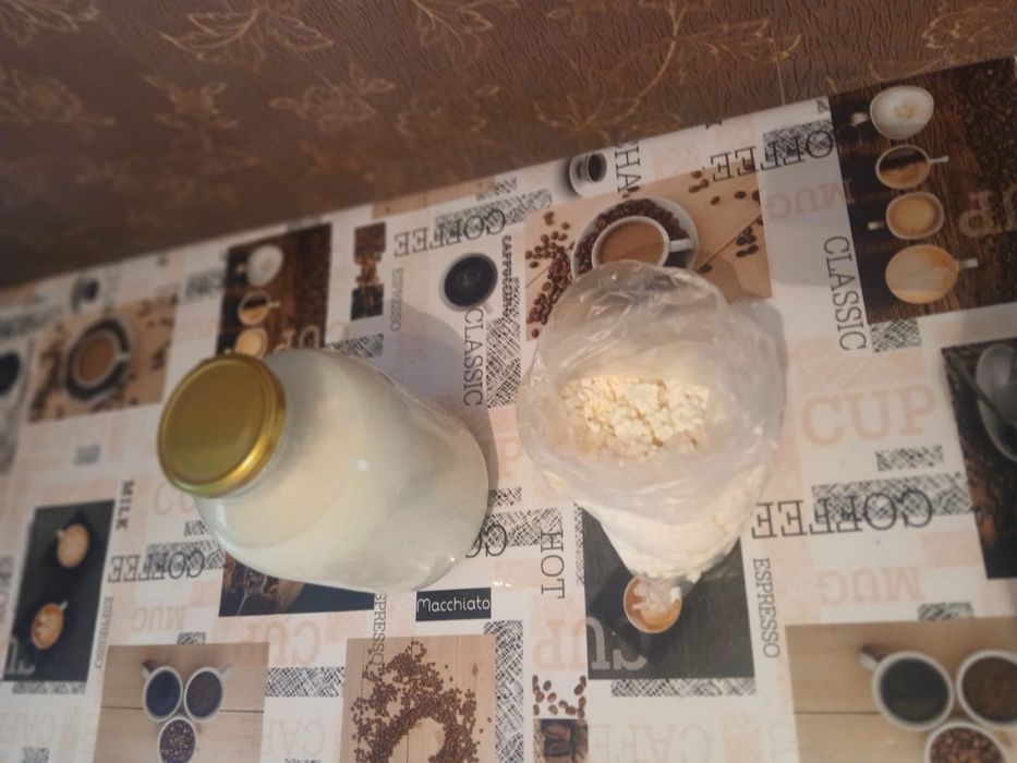 В продаже домашнее молоко,творог.