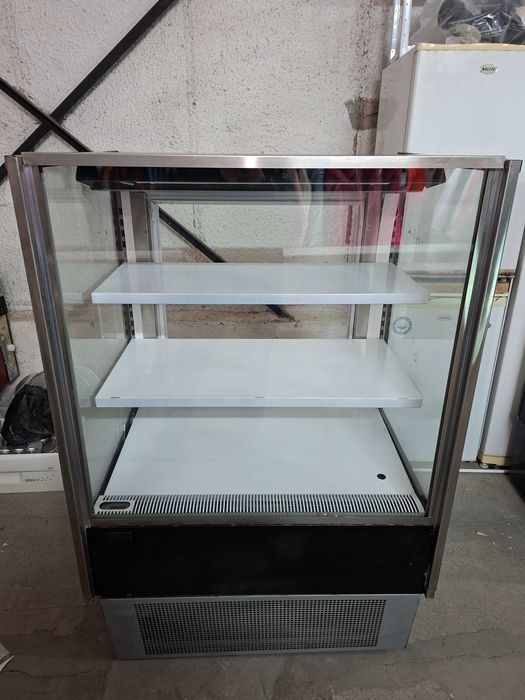 Сладкарска хладилна витрина