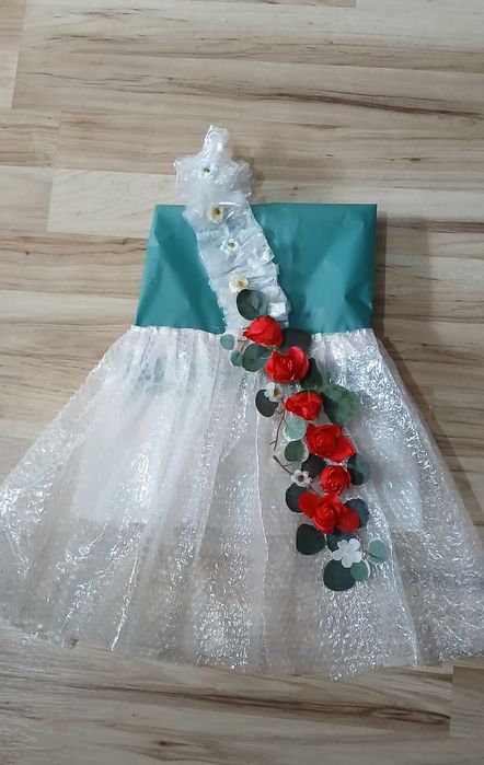 Rochie din materiale reciclabile,foarte frumoasa,mar 5-7 anii