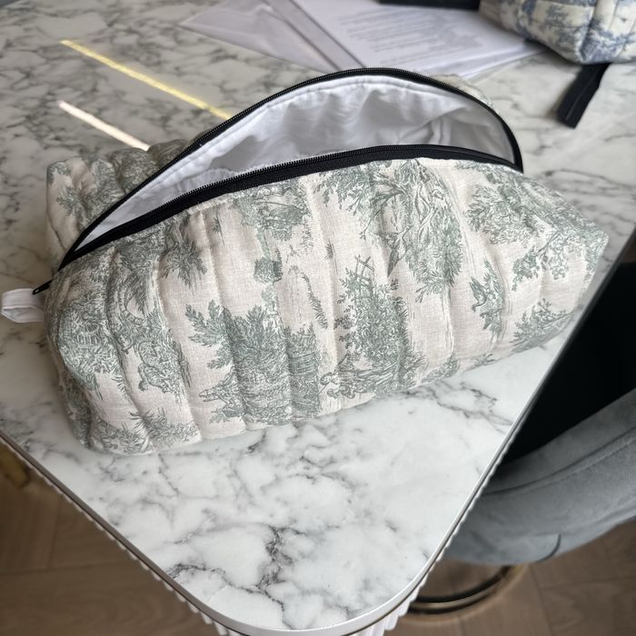 Geantă organizatoare pentru ustensile de coafat precum Dyson Airwrap