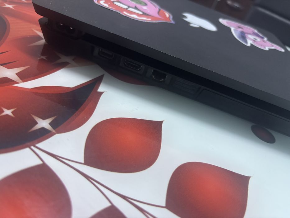 PlayStation 4 Slim + 4 jocuri incluse