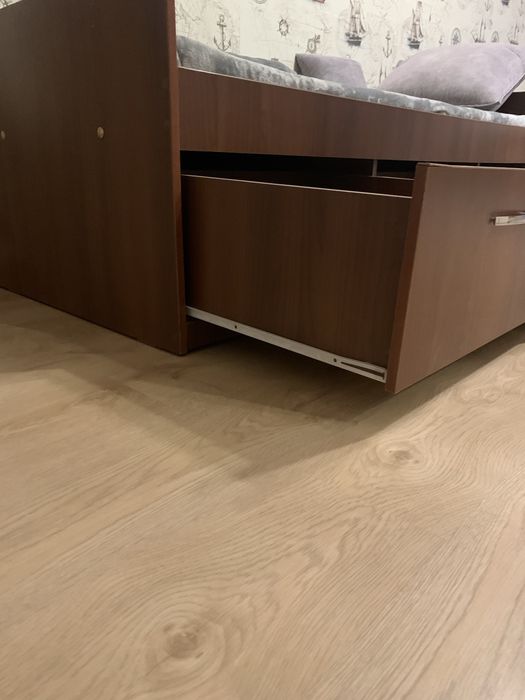 продам кровать с ящиками.
