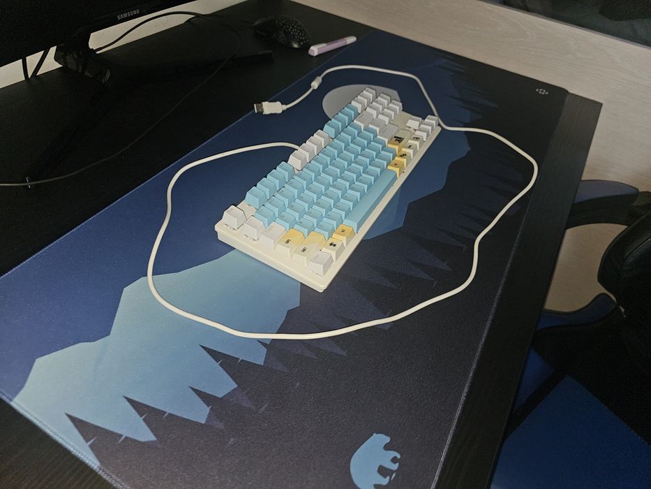 Tastatură mecanică QwertyKey albastra și alb cu switchuri rosi